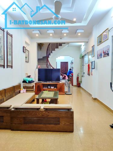 Bán nhà mặt phố Nhà Chung, 102m2, mặt tiền 4.5m, 74 tỉ, kinh doanh khách sạn