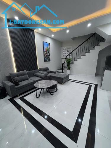 SIÊU PHẨM ĐỘI CẦN - VỊ TRÍ SIÊU ĐỈNH  10M RA MẶT PHỐ- NHÀ ĐẸP Ở NGAY 32m, 4T, mt 4.3m, - 1