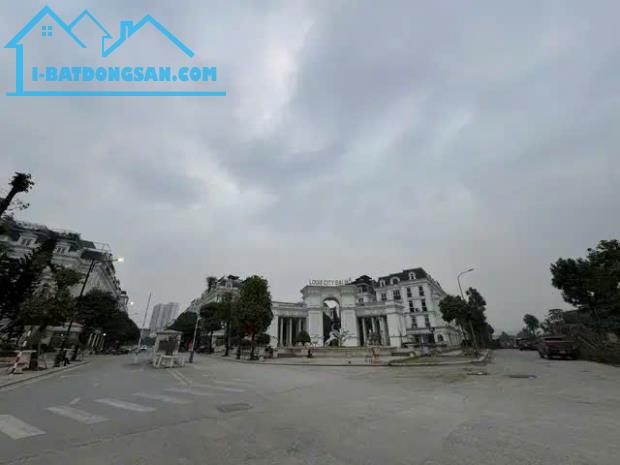 Bán lô góc Louis City, N.T. Liêm. DT 160m x 5,5T. Trục chính, thang máy. Giá 41,7 tỷ. LH: - 2