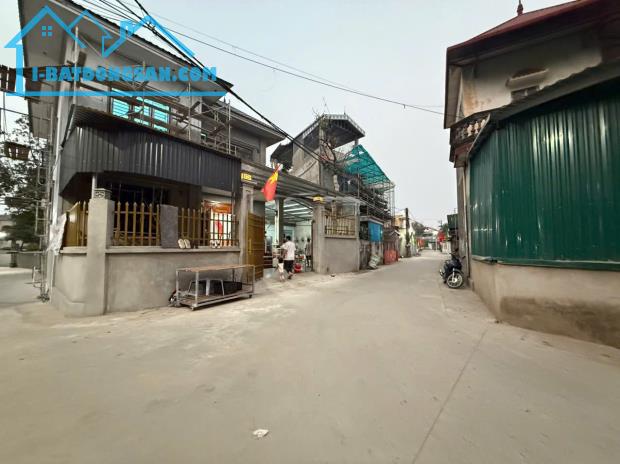 lô góc130m full đất ở thị trấn xuân mai giá chỉ nhỉnh 30tr đường 2 ô tô tránh nhau