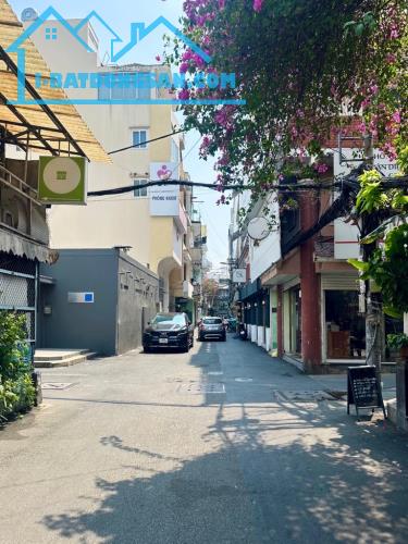 QUẬN 1 ĐƯỜNG TRẦN HƯNG ĐẠO 👉 BÁN ĐẤT TẶNG NHÀ - GIÁ 10,8 Tỷ - HẺM RỘNG 7M THẲNG 1/. - 2