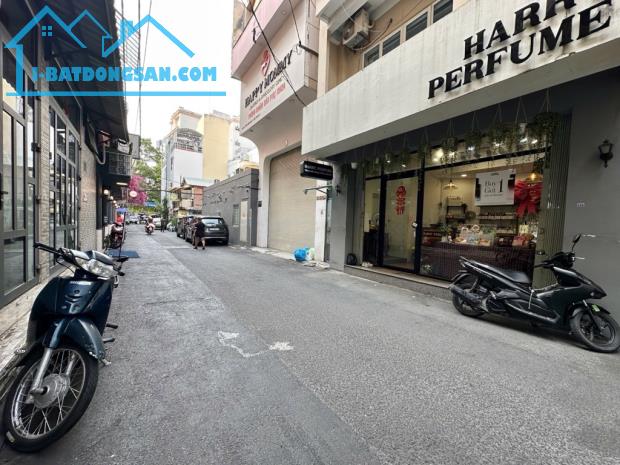 QUẬN 1 ĐƯỜNG TRẦN HƯNG ĐẠO 👉 BÁN ĐẤT TẶNG NHÀ - GIÁ 10,8 Tỷ - HẺM RỘNG 7M THẲNG 1/. - 3