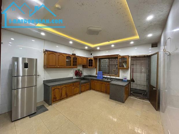 Cho thuê nguyên căn 4 tầng mặt đường Văn Cao - 2