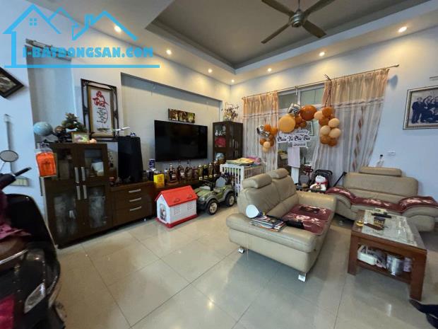 Bán nhà mặt phố - Hoàng Cầu - Lô góc, mặt tiền rộng - Không lỗi PT, quy hoạch ổn định - 1