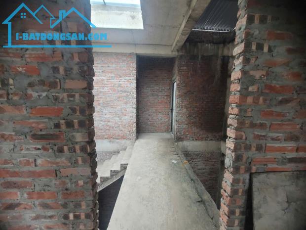 Cho thuê biệt thự B4 Nam Trung Yên 5tầng 120m2 xây thô hoàn thiện mặt ngoài kinh doanh tốt