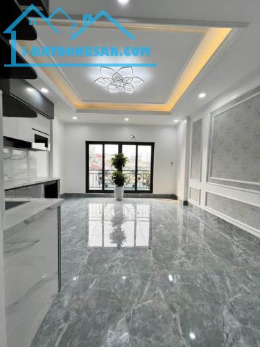 Nhà đẹp Hoàng Quốc Việt 35m, 6 tầng thang máy, 30m ra phố, có bãi gửi oto - Giá 7,5 tỷ