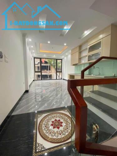 Cho thuê nhà riêng sài đồng 35m2 đồ cơ bản 6 tầng 3 ngủ giá 12 triệu