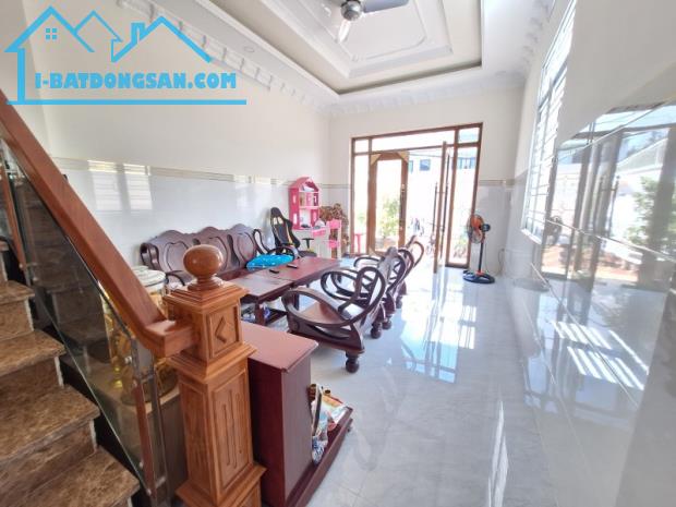 Bán nhà mặt phố Q.9, 100m², 3 tầng, 4PN, 8.6 tỷ, sổ hồng
``` - 3