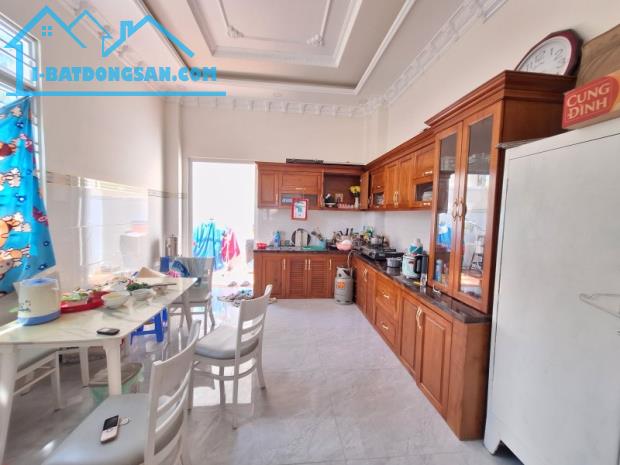 Bán nhà mặt phố Q.9, 100m², 3 tầng, 4PN, 8.6 tỷ, sổ hồng
``` - 2