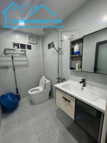 Bán nhà mặt phố Q.9, 100m², 3 tầng, 4PN, 8.6 tỷ, sổ hồng
```