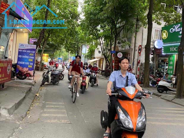 Bán nhà ngõ 298 Ngọc Lâm 53m. 3 tầng, giá chỉ 6.6 tỷ.