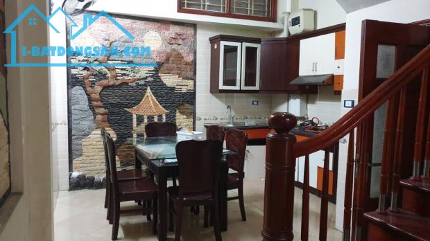 Bán nhà Hoàng Cầu Phân Lô - Ô Tô vào nhà DT 45 m X 5 tầng. Giá 12 tỷ.