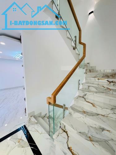Căn góc 2MT nhà 6 tầng đường Hồng Lạc - Lạc Long Quân. DT: 5x14m [vuông vức].Giá 9.7 tỷ - 3