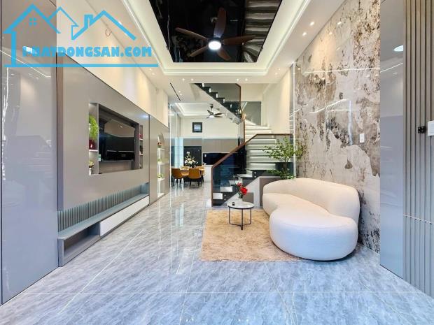 Ngộp lãi bán nhà hẻm 4,5m cho thuê 18 tr. Cao Thắng, Phường 3, Quận 3. Giá 3,99 tỷ sổ sẵn - 1