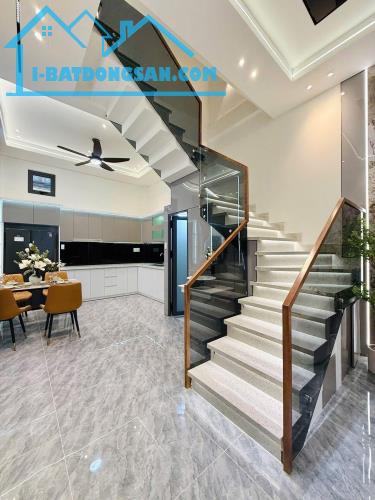 Ngộp lãi bán nhà hẻm 4,5m cho thuê 18 tr. Cao Thắng, Phường 3, Quận 3. Giá 3,99 tỷ sổ sẵn - 2