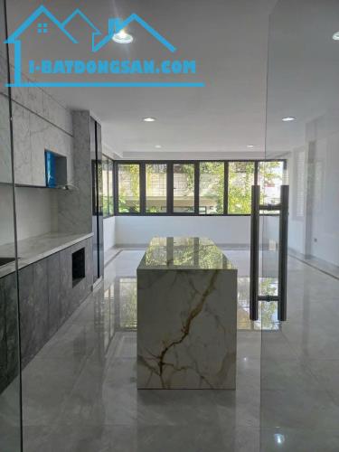 Bán nhà ngõ Kim mã, diện tích 63m2 xây 7 tầng thang máy, nội thất hiện đại, sân thượng