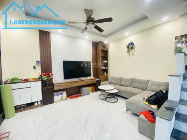 N.HÀ HIẾM ĐỊNH CÔNG THƯỢNG 43M2 X 5 TẦNG NGÕ RỘNG SH QUAY COM BA,Ô TÔ ĐỖ CỔNG, NH.ỈNH 6 T. - 5