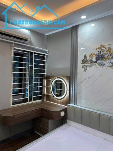BÁN CHUNG CƯ CẦU GIẤY 50M - 2 NGỦ, GIÁ CHỈ 1,55 TỶ.