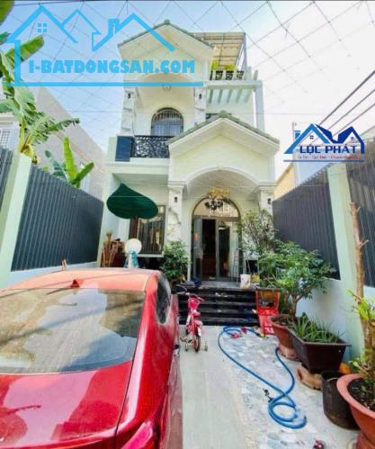 Bán nhà 3 lầu mái năng lượng mặt trời 172m2 giá 7,6 tỷ