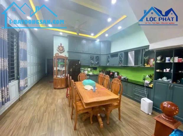 Bán nhà 3 lầu mái năng lượng mặt trời 172m2 giá 7,6 tỷ - 1