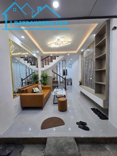BÁN NHÀ LẠC LONG QUÂN, CẦU GIẤY, DT 30M TRUNG TÂM TÂY HỒ , NGÕ THÔNG , NHÀ ĐẸP DÂN XÂY , C - 4
