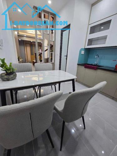BÁN NHÀ LẠC LONG QUÂN, CẦU GIẤY, DT 30M TRUNG TÂM TÂY HỒ , NGÕ THÔNG , NHÀ ĐẸP DÂN XÂY , C - 3