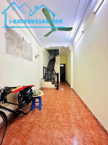 Bán nhà Giếng Mứt ( Bạch Mai)   47m-3 tầng -5,9 tỷ   Tầng 1 : Phòng Khách - Bếp Sân - Vs