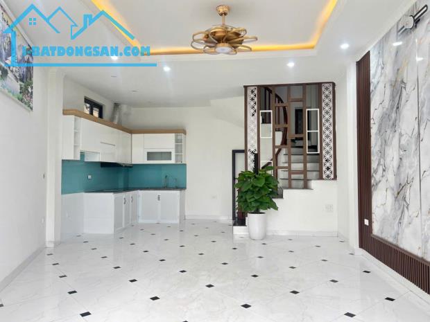 Bán nhà: Ngọc Hồi, 40m2, 5 tầng,tô đỗ cửa, lô góc, vị trí đẹp. cách bx Nước Ngầm 0.5km. - 2