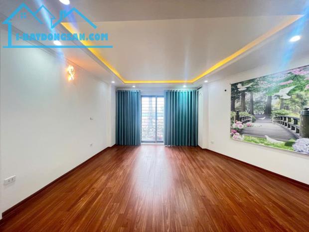 Bán nhà: Ngọc Hồi, 40m2, 5 tầng,tô đỗ cửa, lô góc, vị trí đẹp. cách bx Nước Ngầm 0.5km.