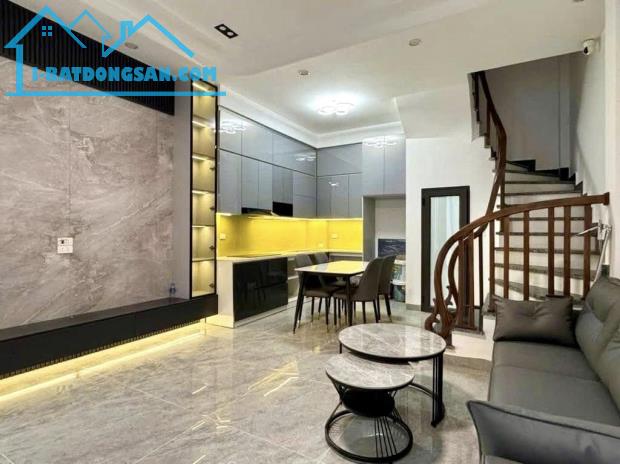 HIẾM!! BÁN NHÀ BỒ ĐỀ 40M2* 5 TẦNG* 8.9 TỶ, FULL NỘI THẤT, VIEW HỒ BỒ ĐỀ.