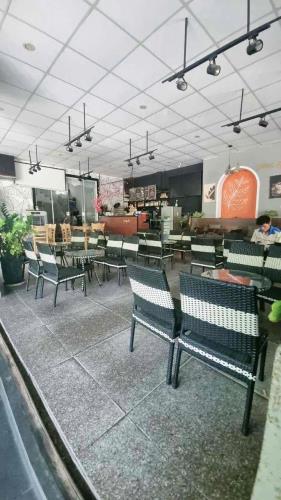 BÁN NHÀ 2 MẶT TIỀN ĐANG KINH DOANH COFFEE, NGAY CỔNG TRƯỜNG ĐẠI HỌC KINH TẾ ĐÀ NẴNG. - 1