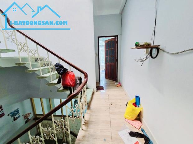 NHÀ HẺM XE TẢI THÔNG - GIÁP Q1- 4,1X14,2 - VUÔNG A4 - 3 TẦNG, 1 CĂN RA MẶT TIỀN - 8.18 TỶ - 2