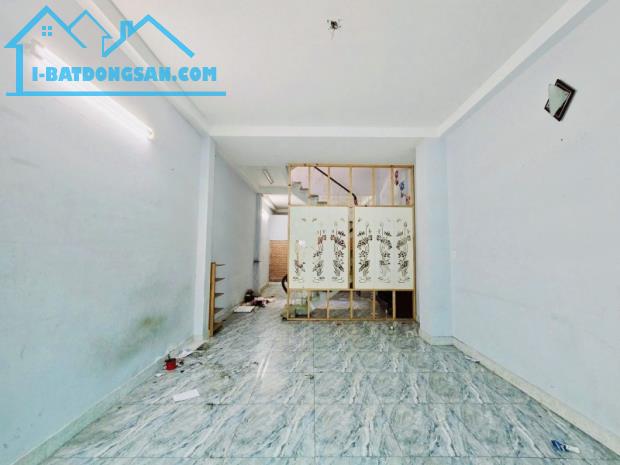 NHÀ HẺM XE TẢI THÔNG - GIÁP Q1- 4,1X14,2 - VUÔNG A4 - 3 TẦNG, 1 CĂN RA MẶT TIỀN - 8.18 TỶ - 1