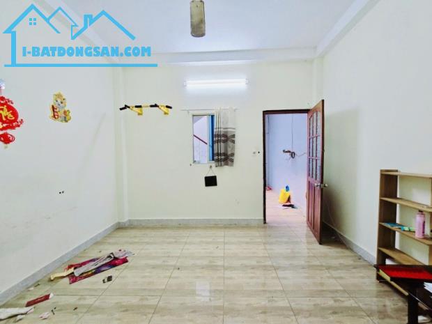 NHÀ HẺM XE TẢI THÔNG - GIÁP Q1- 4,1X14,2 - VUÔNG A4 - 3 TẦNG, 1 CĂN RA MẶT TIỀN - 8.18 TỶ