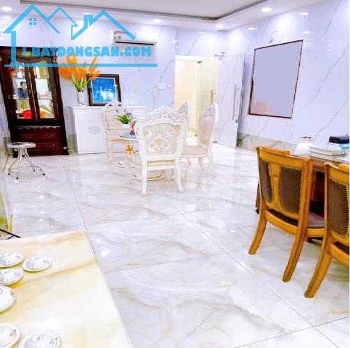 Bán nhà QUẬN 10, Mặt tiền Cách Mạng Tháng Tám, Chiều dài 24.4 m, Giá 28 tỷ, 5 tầng