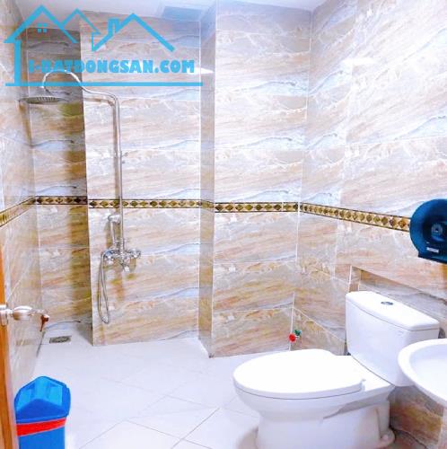 Bán nhà QUẬN 10, Mặt tiền Cách Mạng Tháng Tám, Chiều dài 24.4 m, Giá 28 tỷ, 5 tầng - 4