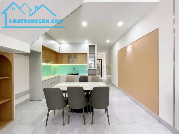 Bán nhà riêng tại Nguyễn Thiện Thuật, 3,75 tỷ, 44m2, đẹp, nhiều tiện ích, Q3, HCM