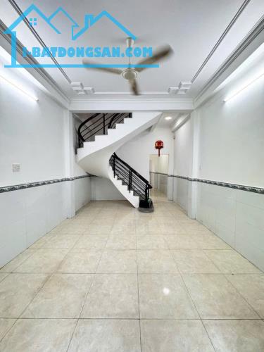 CHỦ BÁN GẤP NHÀ  MỚI LUNG LINH 3 TẦNG NGAY GÒ XOÀI  -HXH THÔNG  4M*18 M- CHỈ 5 TỶ 18 - 2