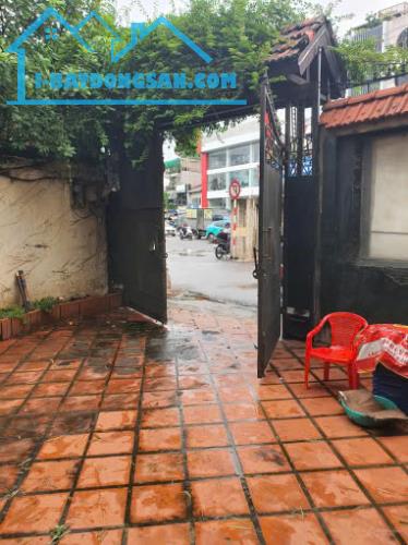Bán mảnh đất mặt phố quận Tây Hồ, cực hiếm, đối diện chợ hoa Quảng Bá, kinh doanh đẹp, vie