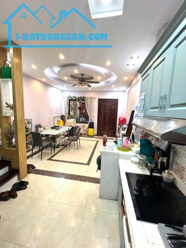 Nhà đẹp 5 tầng 25m ra đường lớn khu dân trí cao DT39m MT4,4m 9,6 tỷ
