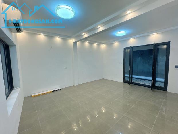 Bán nhà phố Đê La Thành - oto 30m - thoáng trước sau - DT 64m2 siêu rẻ - 3