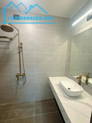 Bán nhà phố Đê La Thành - oto 30m - thoáng trước sau - DT 64m2 siêu rẻ - 2