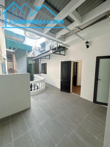 Bán nhà phố Đê La Thành - oto 30m - thoáng trước sau - DT 64m2 siêu rẻ - 1
