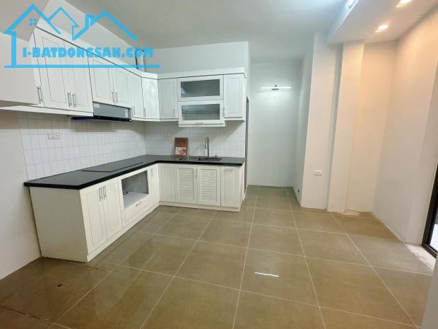 Bán nhà phố Đê La Thành - oto 30m - thoáng trước sau - DT 64m2 siêu rẻ