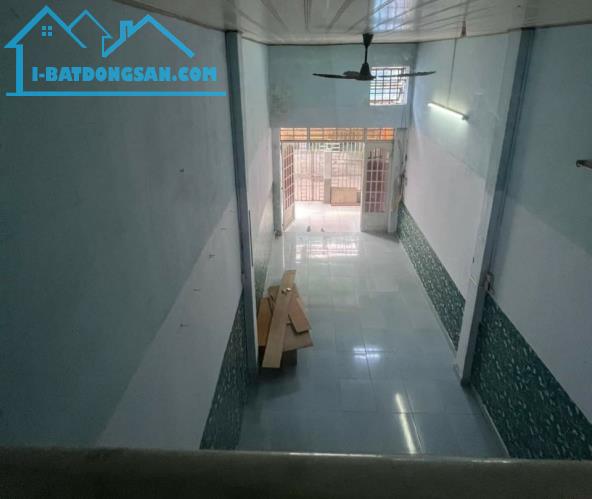 Nhà cạnh Sacombank Tây Thạnh, chỗ đậu ô tô, 3.3 tỷ