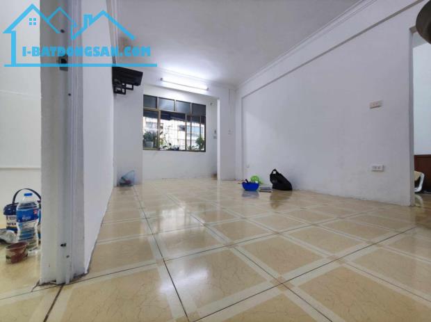 Cho thuê căn hộ tập thể Ngọc Khánh, Ba Đình, 62m2, nhà đẹp 3 mặt thoáng, ô tô đỗ cầu thang - 1