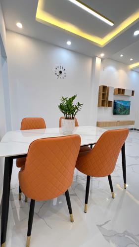 Nhà mới xây đầy đủ nội thất gần cổng sau KCN Tân Hương
