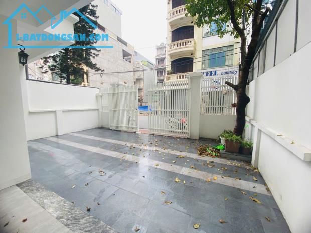 Cho thuê nhà mới mặt phố Hoàng Ngân 3 tầng 125m2 có sân để ô tô gần ngã tư kinh doanh tốt