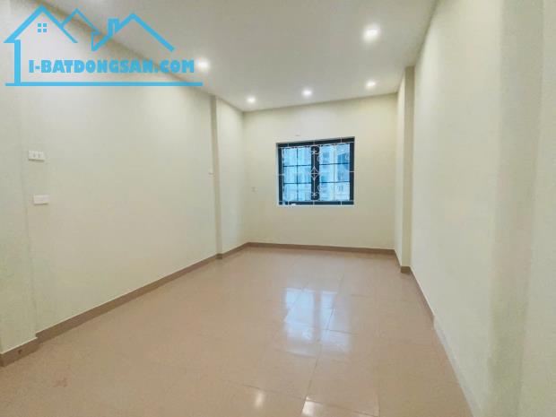 Cho thuê nhà mới mặt phố Hoàng Ngân 3 tầng 125m2 có sân để ô tô gần ngã tư kinh doanh tốt - 1