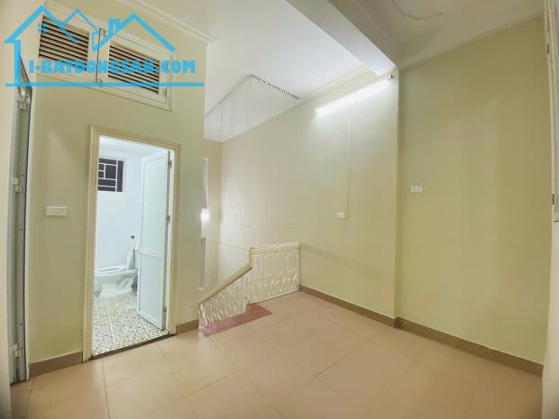 Cho thuê nhà mới mặt phố Hoàng Ngân 3 tầng 125m2 có sân để ô tô gần ngã tư kinh doanh tốt - 2